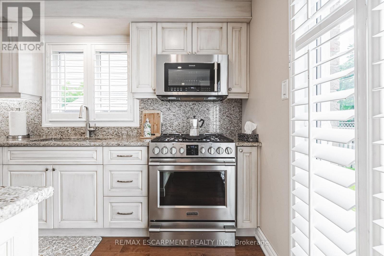 2 Antoinette Court, Hamilton, Ontario  L9B 2E7 - Photo 17 - X12215953