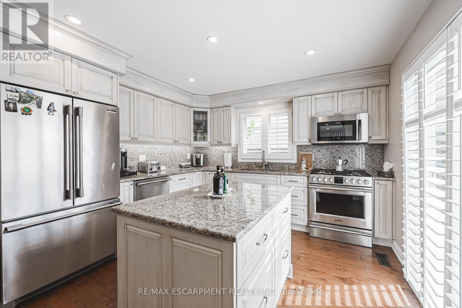 2 Antoinette Court, Hamilton, Ontario  L9B 2E7 - Photo 18 - X12215953