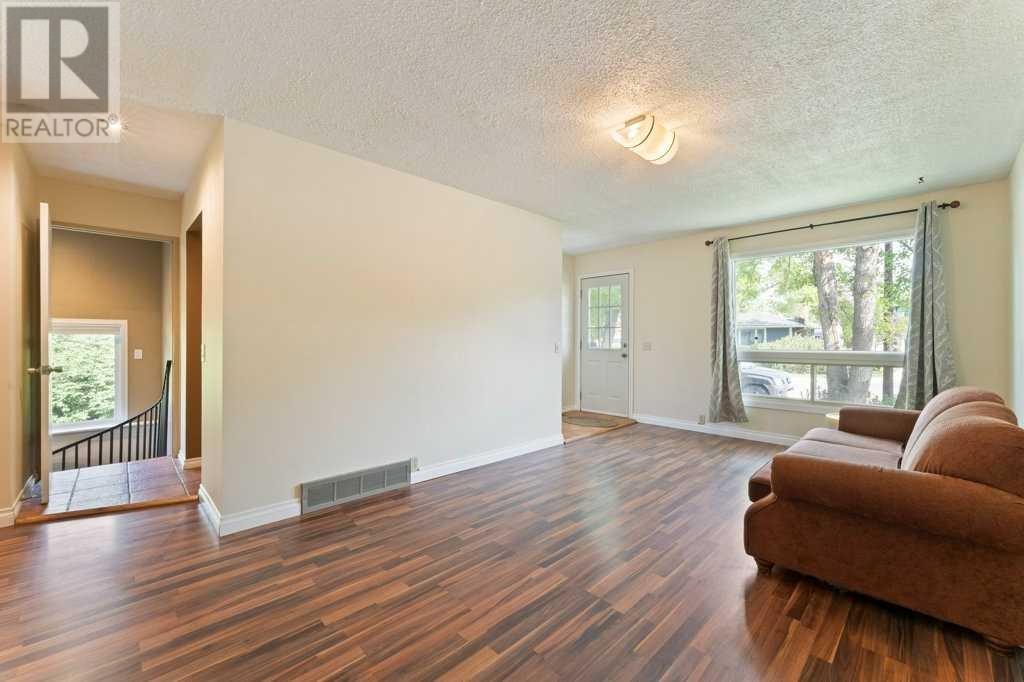 Property at 867 Lysander Drive SE image 4
