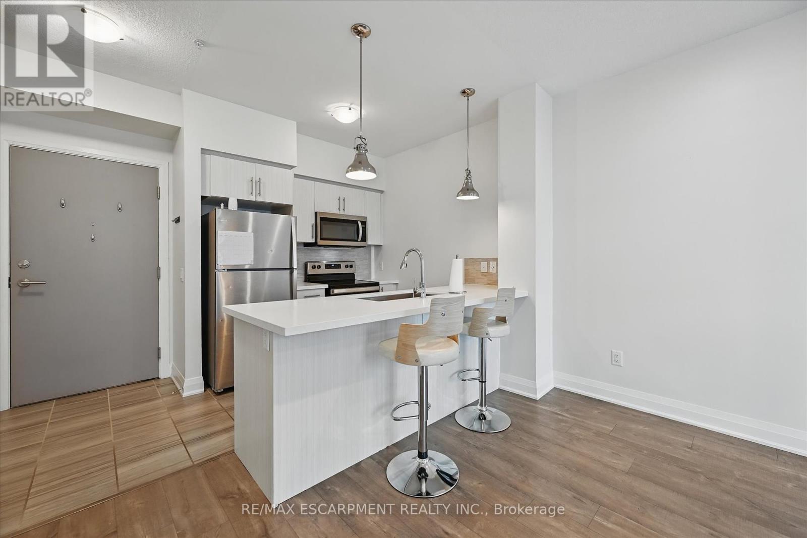 201 - 16 Concord Place, Grimsby, Ontario  L3M 0J1 - Photo 6 - X12216065