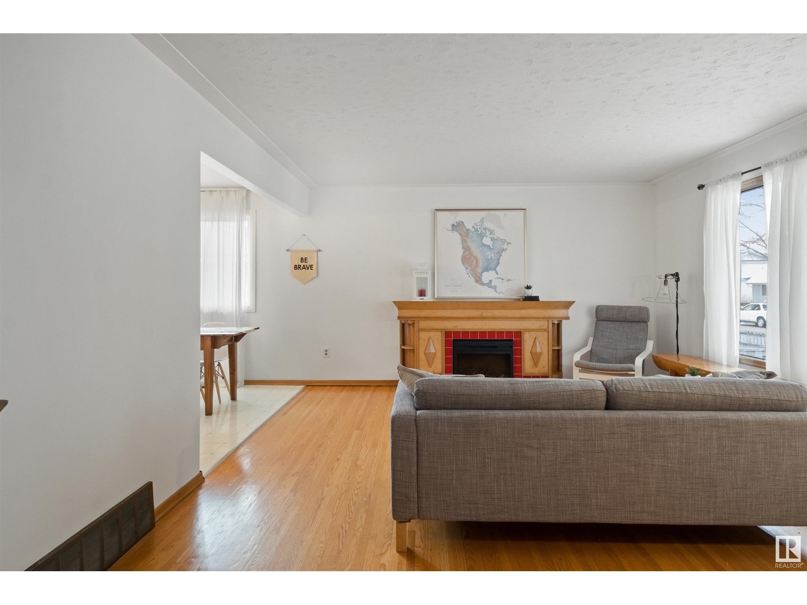 Property at 12207 58 ST NW image 4