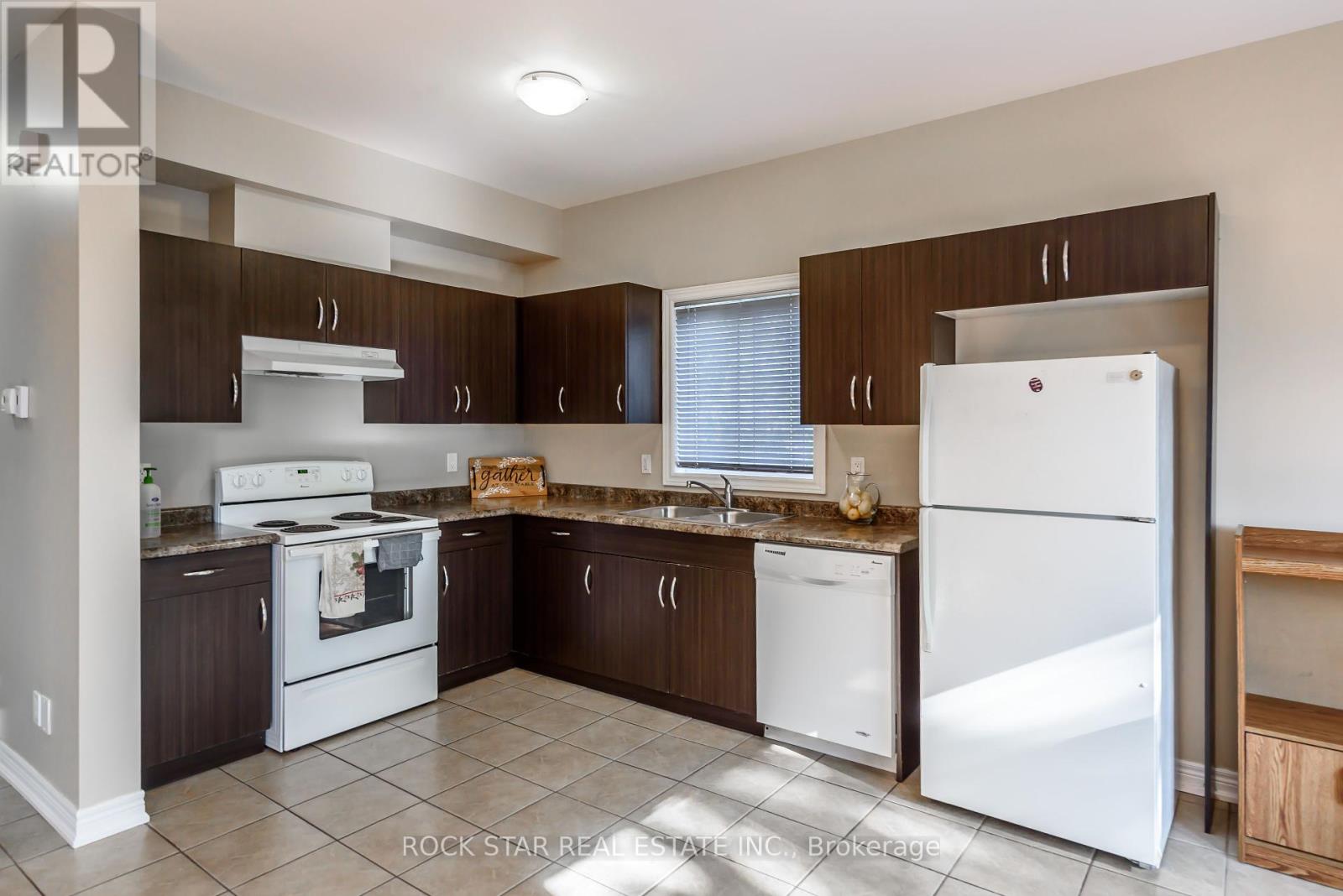 81 Wellington Street N, Thorold, Ontario  L2V 2E8 - Photo 5 - X12216341