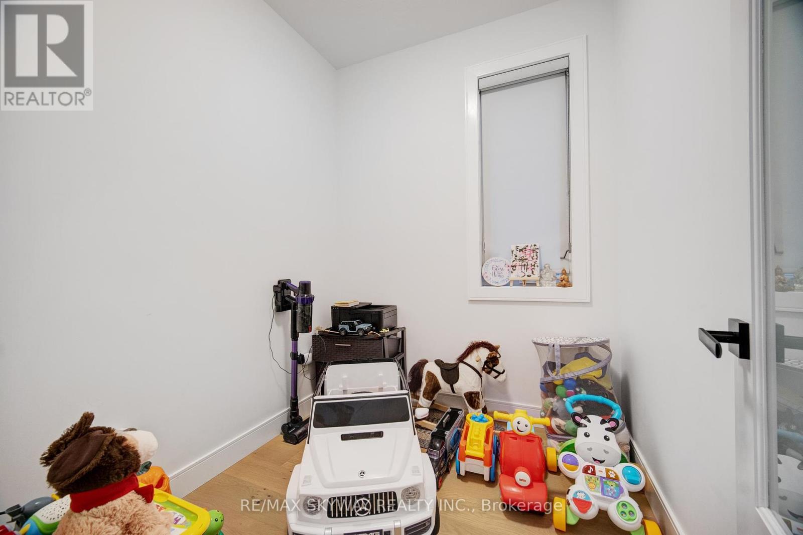 Photo 12 of 39 for 3314 David Milne Way W