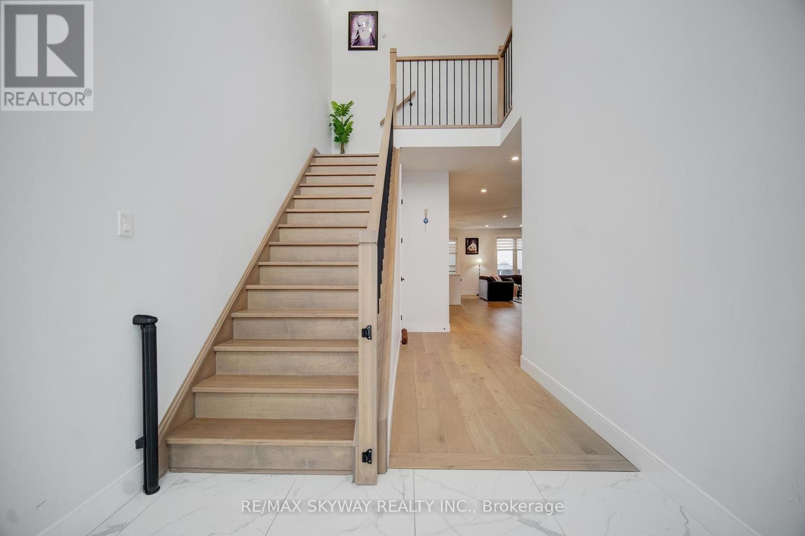 Photo 4 of 39 for 3314 David Milne Way W