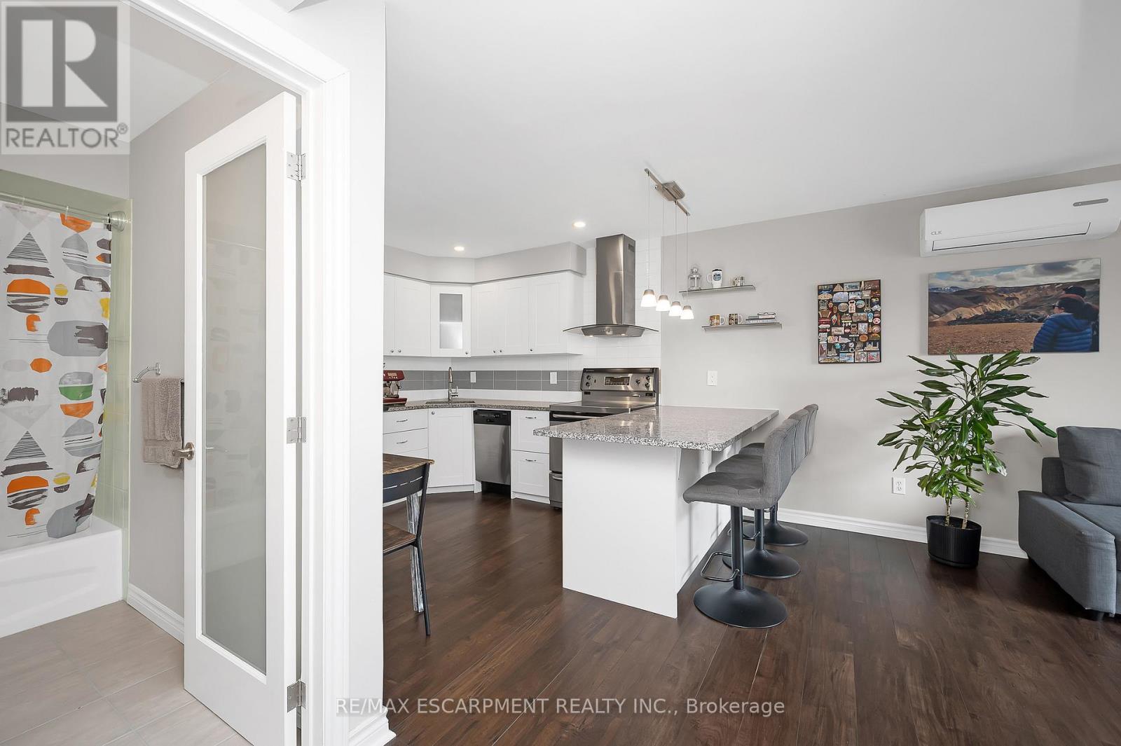 102 - 28 Victoria Avenue, Hamilton (Landsdale), Ontario  L8L 5E1 - Photo 5 - X12216514