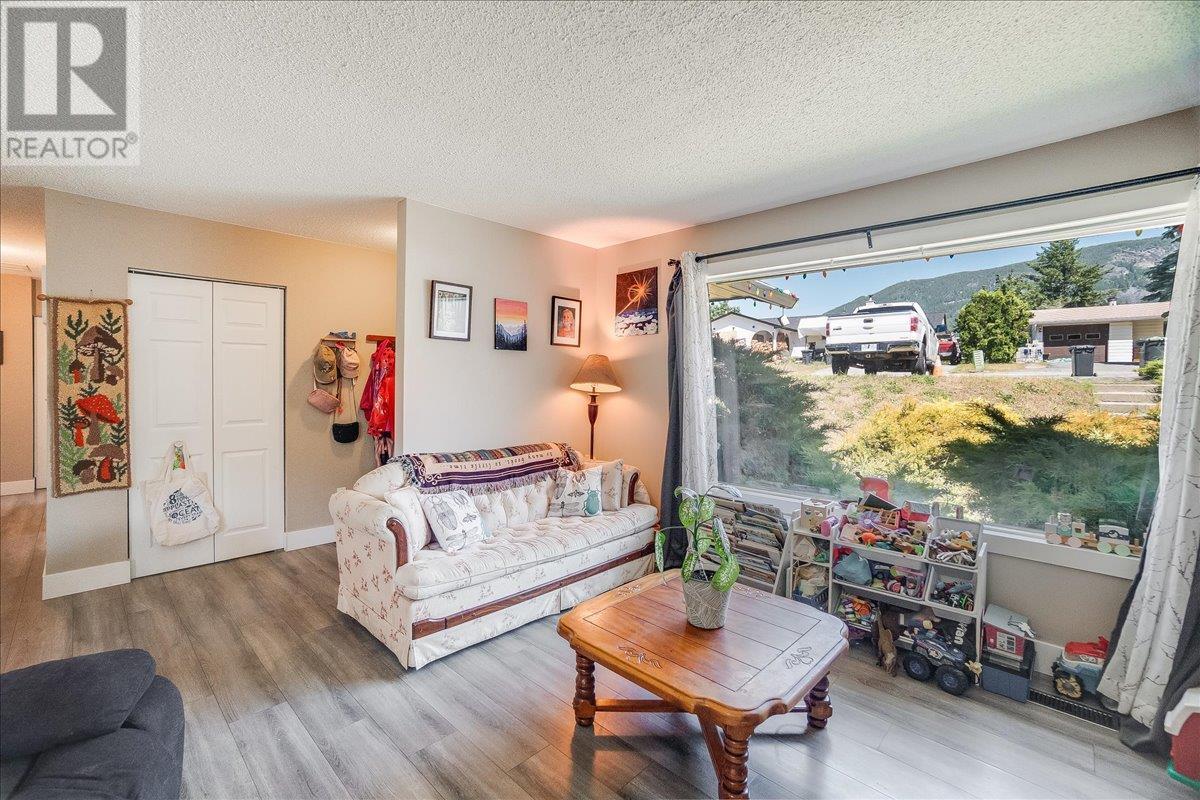 Property at 1916 Riverside Crescent image 2
