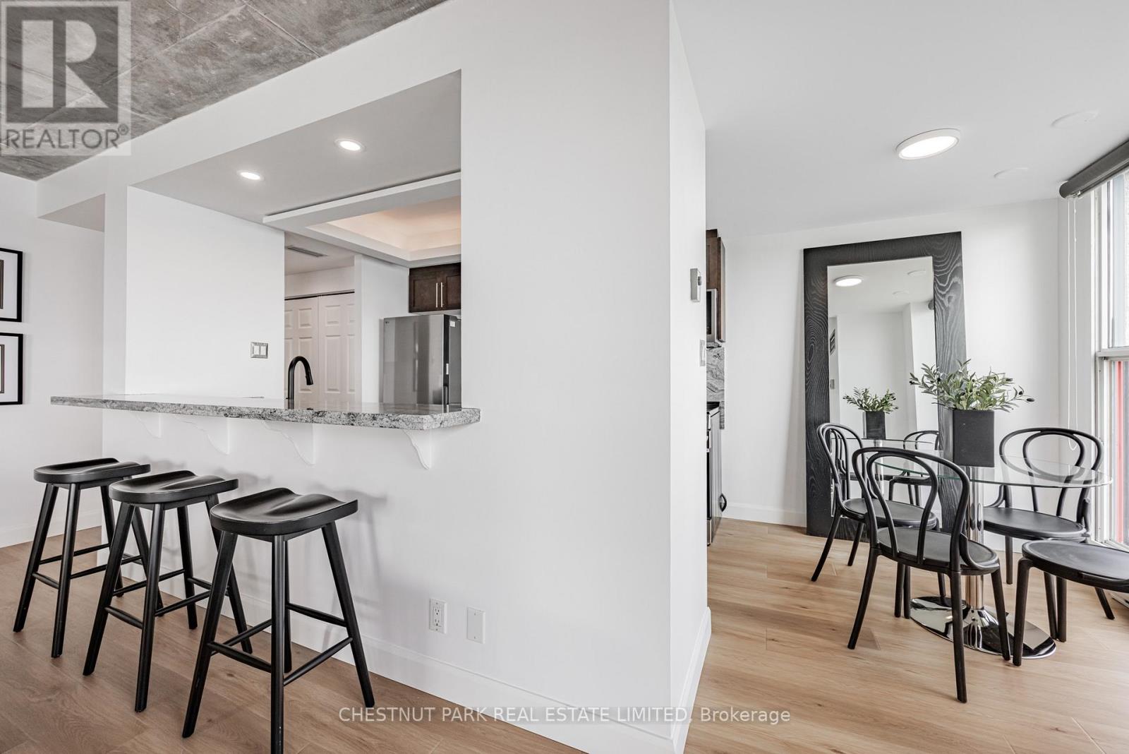 1008 - 99 Harbour Square, Toronto (Waterfront Communities), Ontario  M5J 2H2 - Photo 14 - C12216603