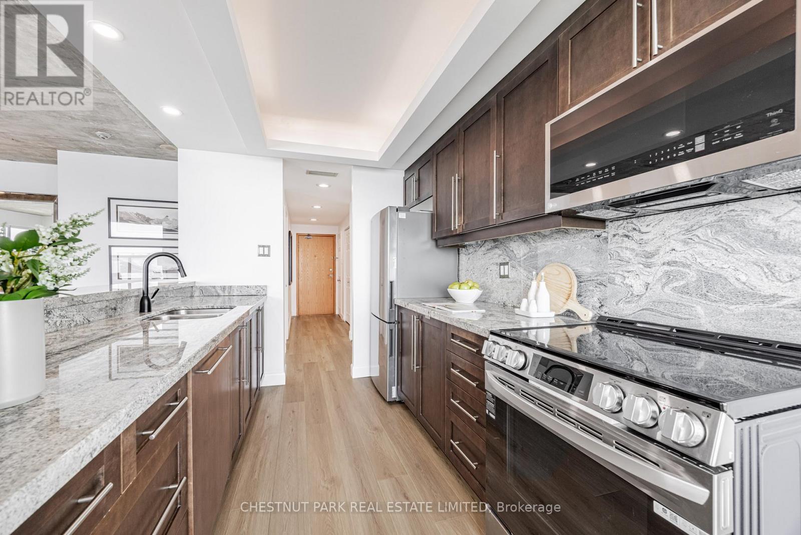 1008 - 99 Harbour Square, Toronto (Waterfront Communities), Ontario  M5J 2H2 - Photo 17 - C12216603