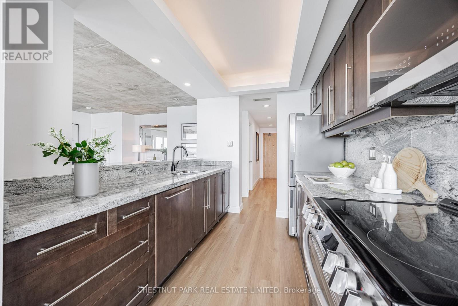 1008 - 99 Harbour Square, Toronto (Waterfront Communities), Ontario  M5J 2H2 - Photo 18 - C12216603