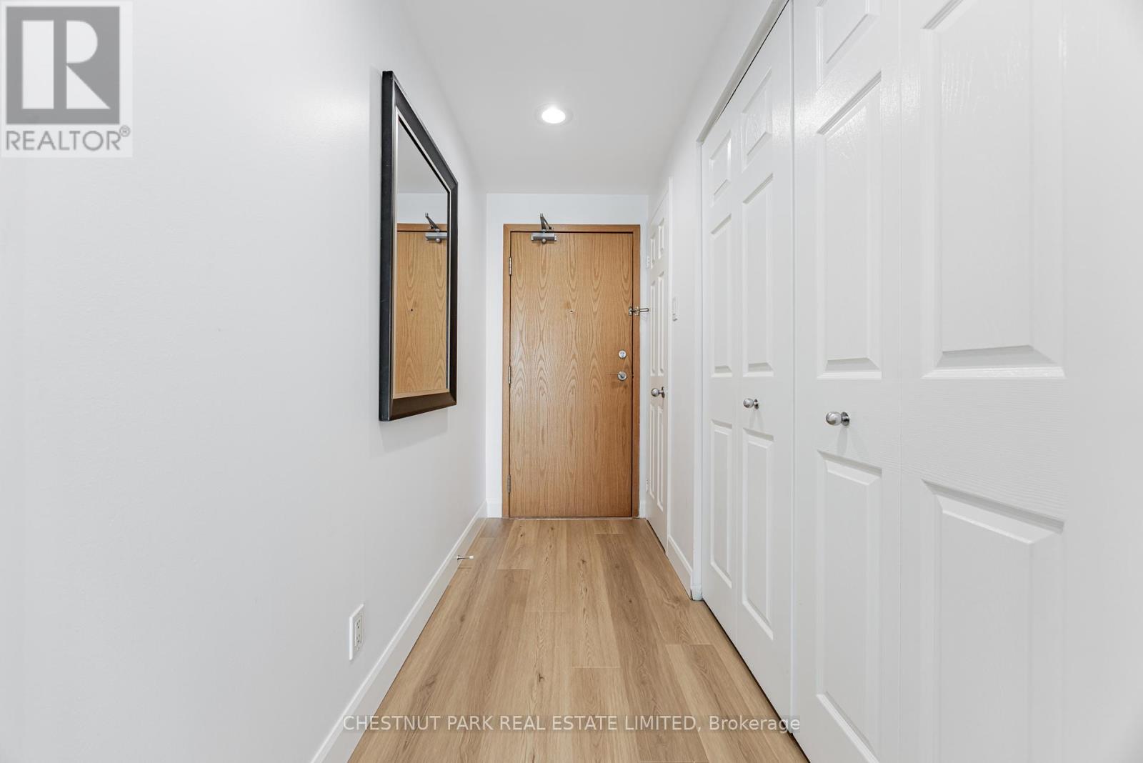 1008 - 99 Harbour Square, Toronto (Waterfront Communities), Ontario  M5J 2H2 - Photo 2 - C12216603