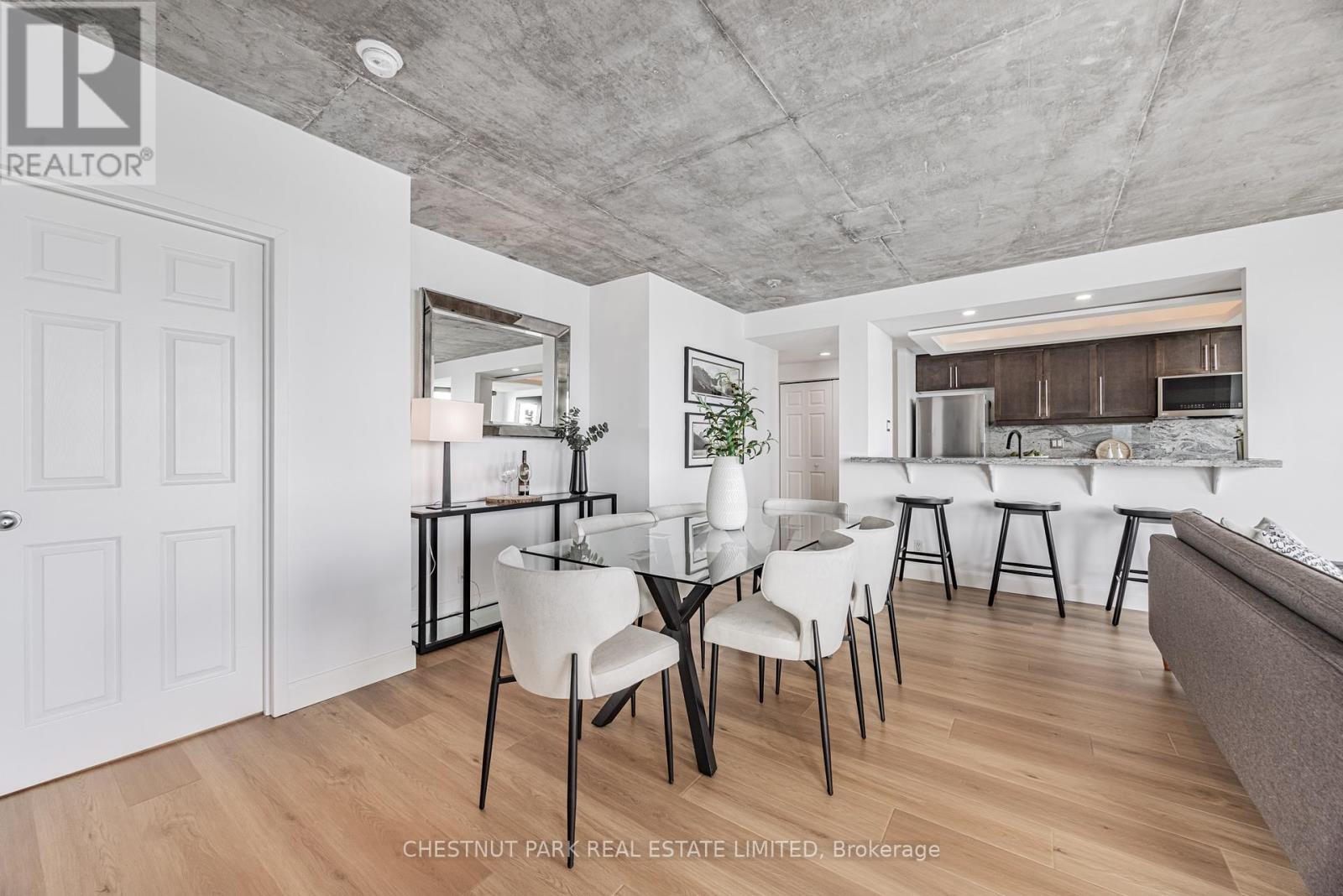 1008 - 99 Harbour Square, Toronto (Waterfront Communities), Ontario  M5J 2H2 - Photo 4 - C12216603