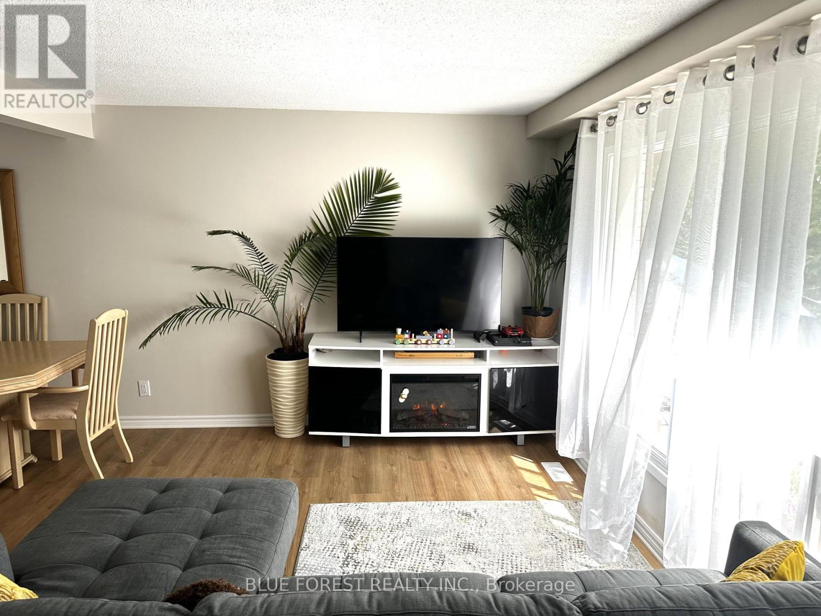 Photo 3 of 18 for 19 - 355 Sandringham Crescent