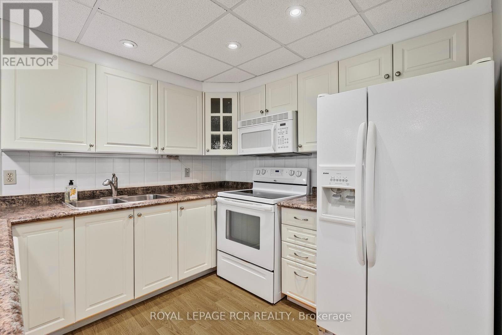 305 - 166 Olive Street, East Gwillimbury, Ontario  L9N 1M9 - Photo 4 - N12216542