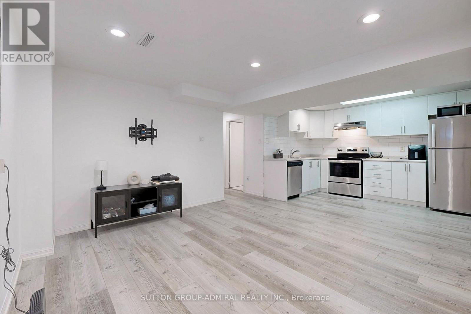 127 North Meadow Crescent, Vaughan, Ontario  L4J 3C4 - Photo 24 - N12216552