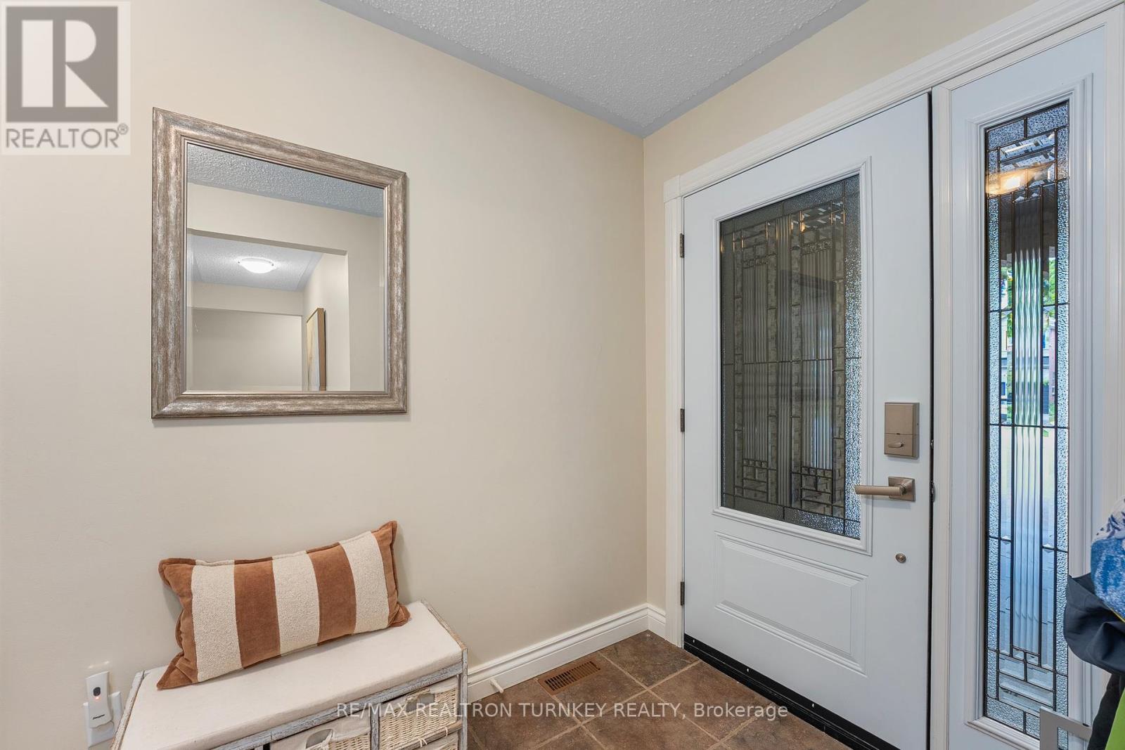 58 Olive Street, East Gwillimbury (Holland Landing), Ontario  L9N 1L5 - Photo 5 - N12216573