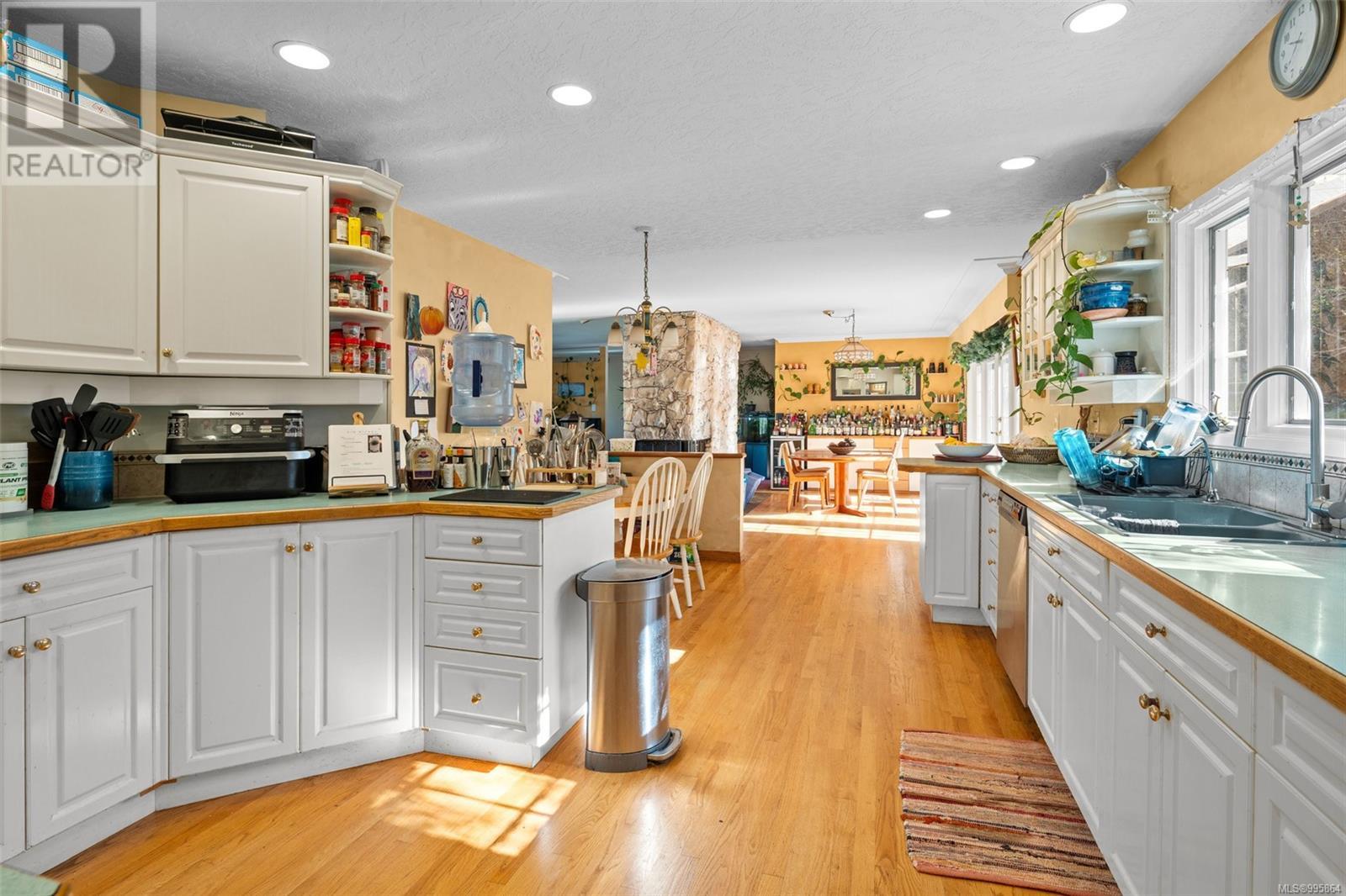 Property at 946 Klahanie Dr image 4