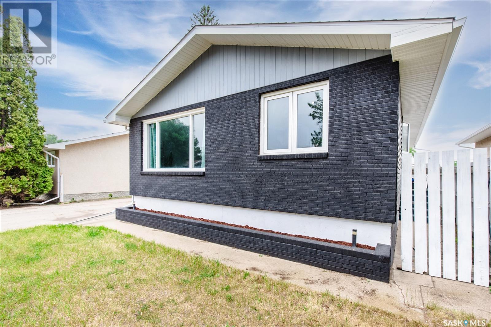1314 Grandview Street W, Moose Jaw, Saskatchewan  S6H 6H8 - Photo 3 - SK009302