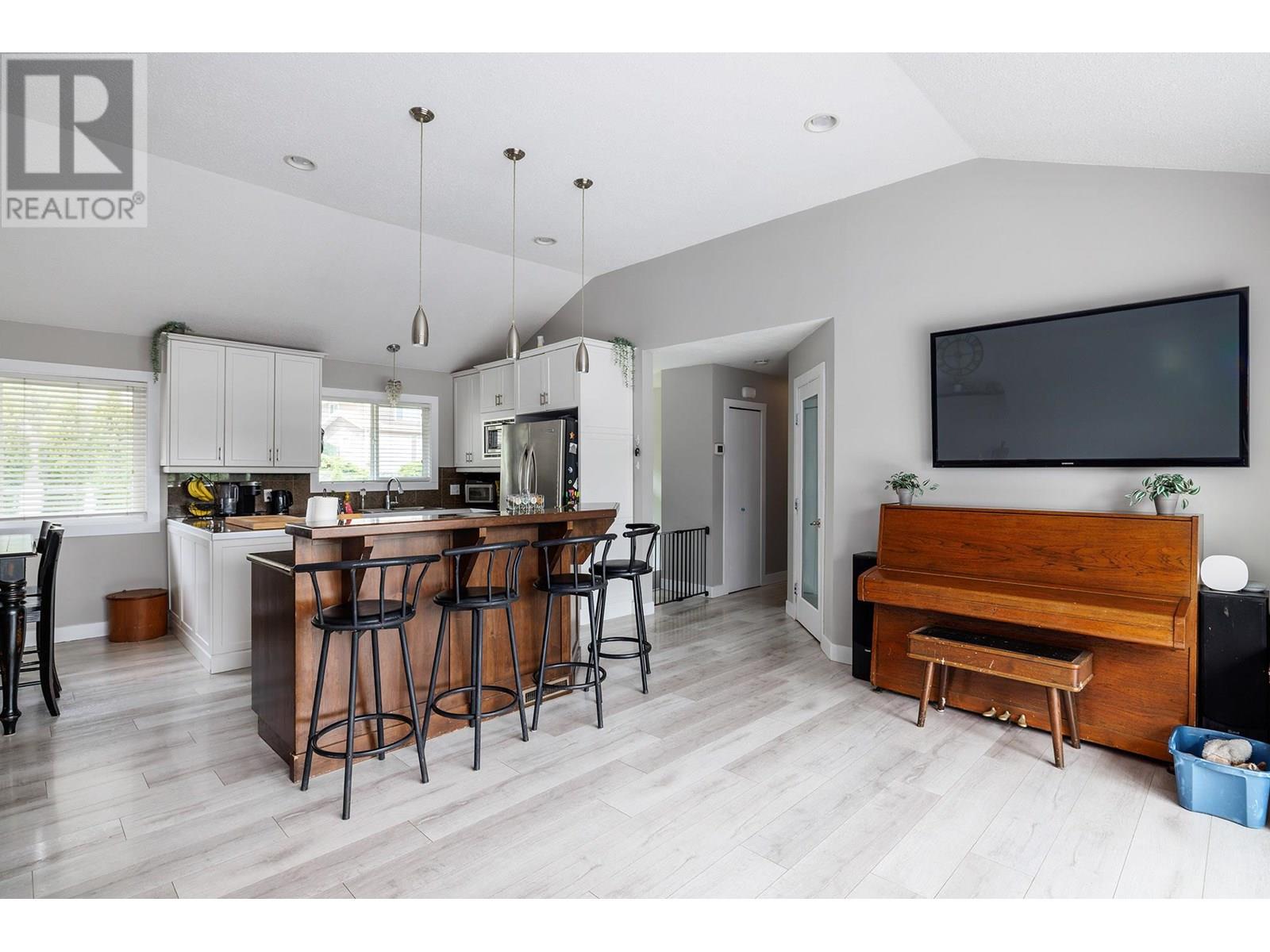 333 Moubray Road, Kelowna, British Columbia  V1V 1R5 - Photo 5 - 10351165
