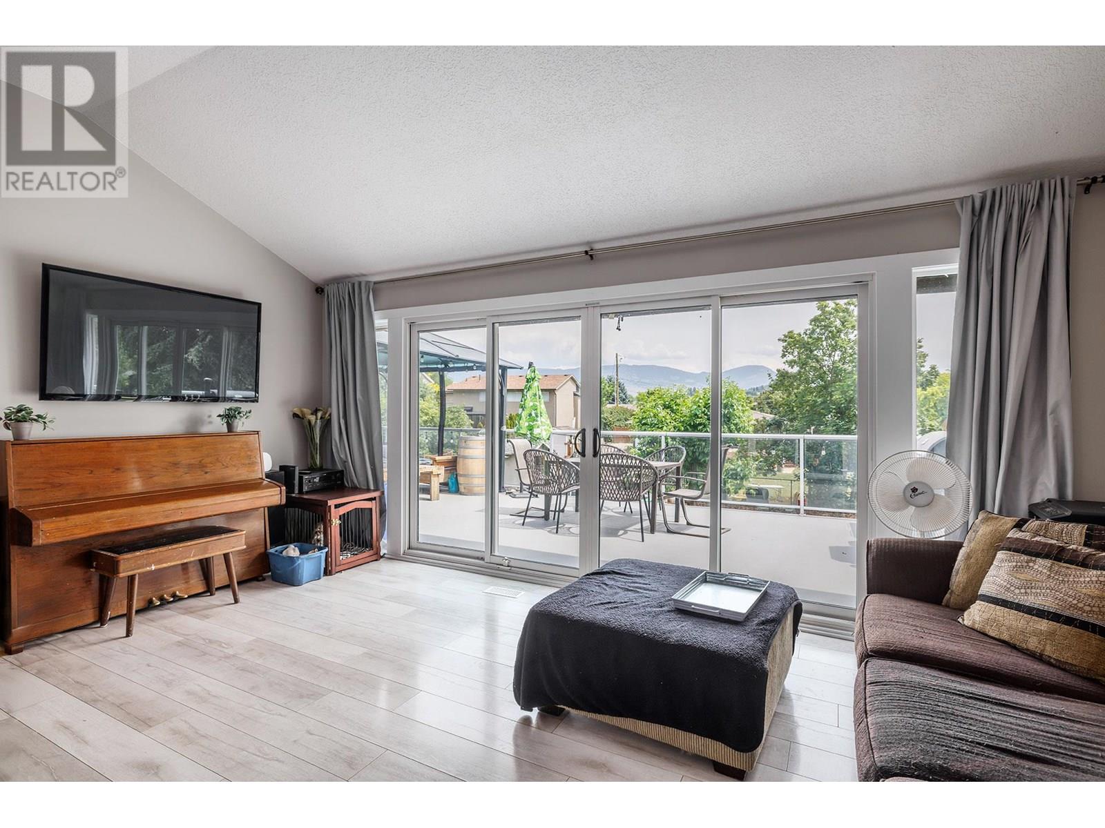 333 Moubray Road, Kelowna, British Columbia  V1V 1R5 - Photo 2 - 10351165