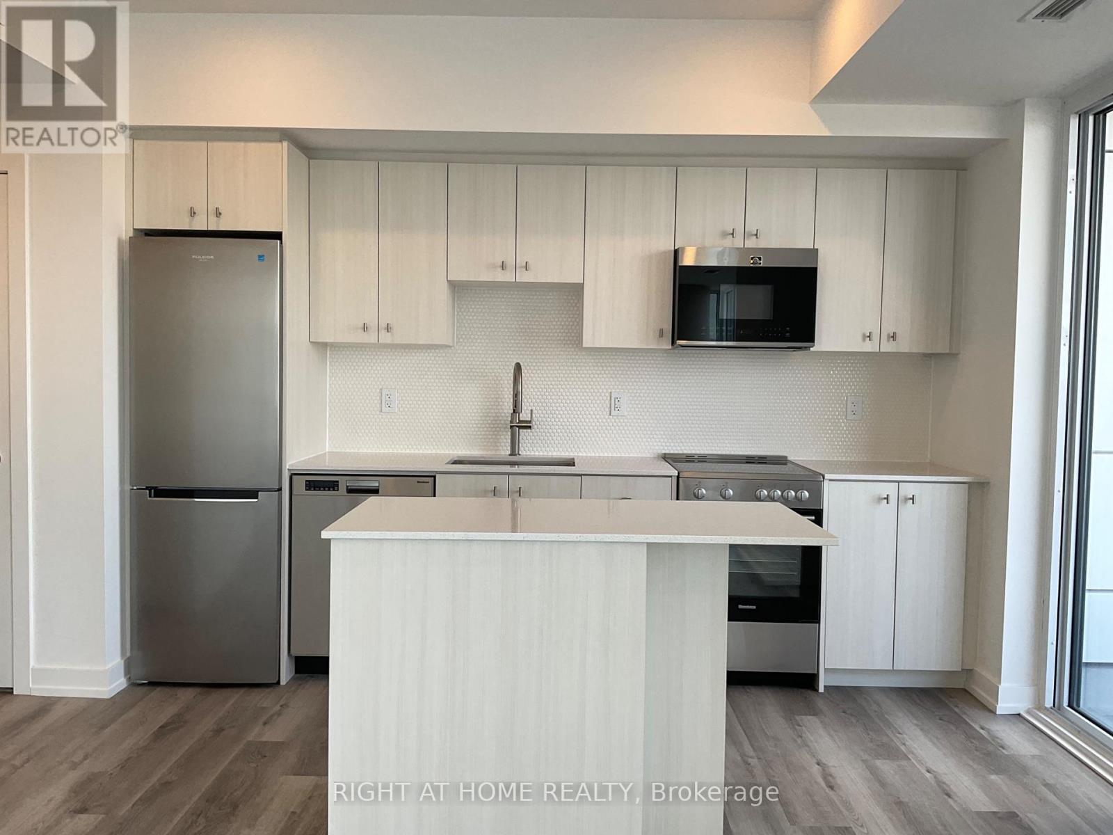1812 - 15 Wellington Street, Kitchener, Ontario  N2G 0E3 - Photo 2 - X12216550