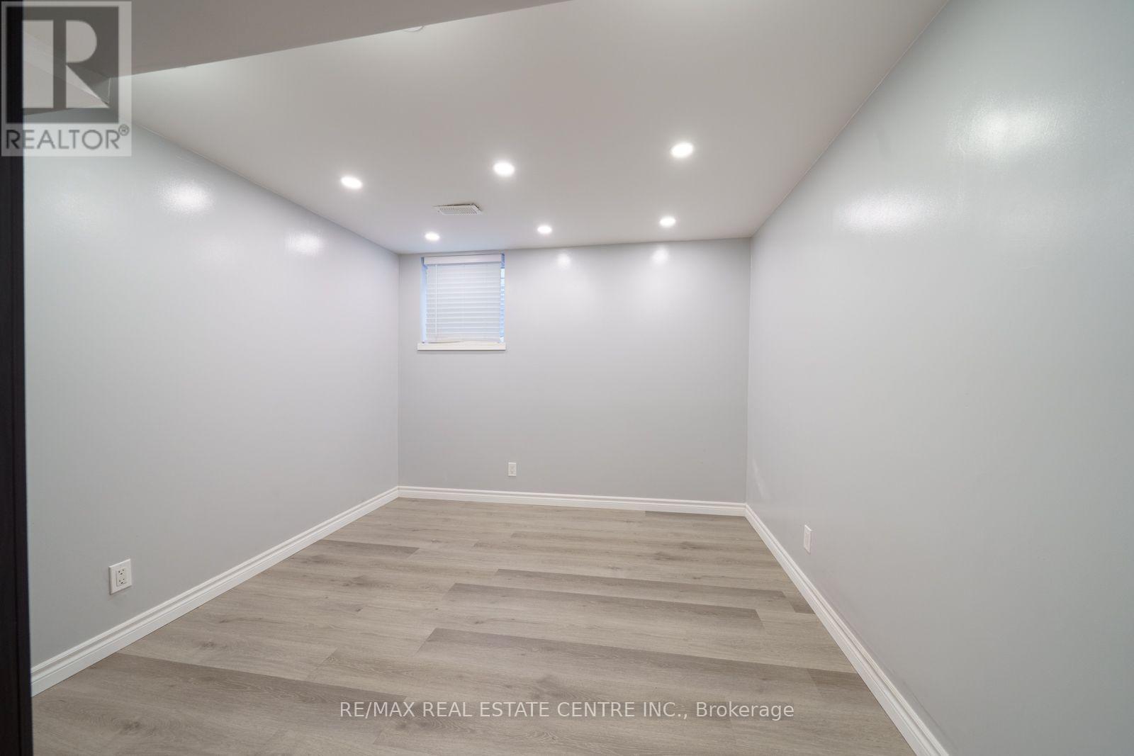 Lower Unit - 39 Bonaparte Way, Hamilton, Ontario  L9B 2E1 - Photo 12 - X12216568