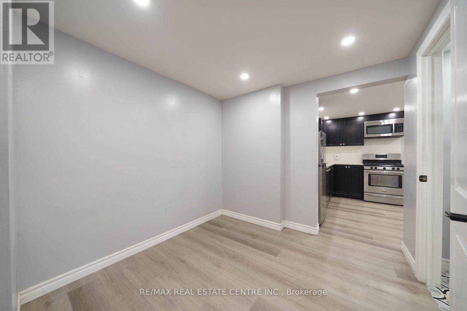 Lower Unit - 39 Bonaparte Way, Hamilton, Ontario  L9B 2E1 - Photo 14 - X12216568