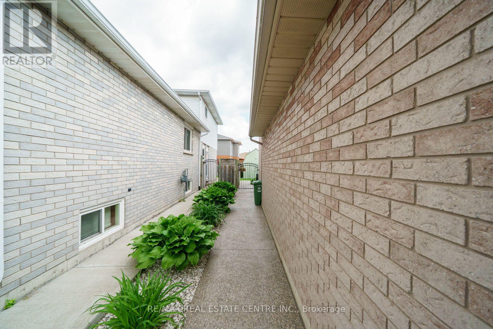 Lower Unit - 39 Bonaparte Way, Hamilton, Ontario  L9B 2E1 - Photo 3 - X12216568