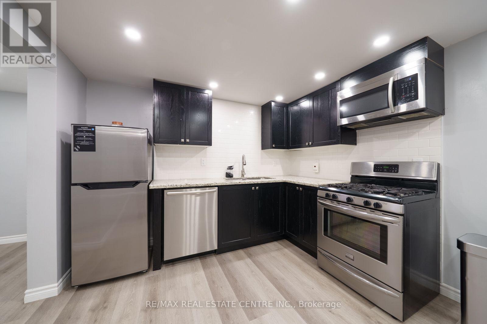 Lower Unit - 39 Bonaparte Way, Hamilton, Ontario  L9B 2E1 - Photo 5 - X12216568