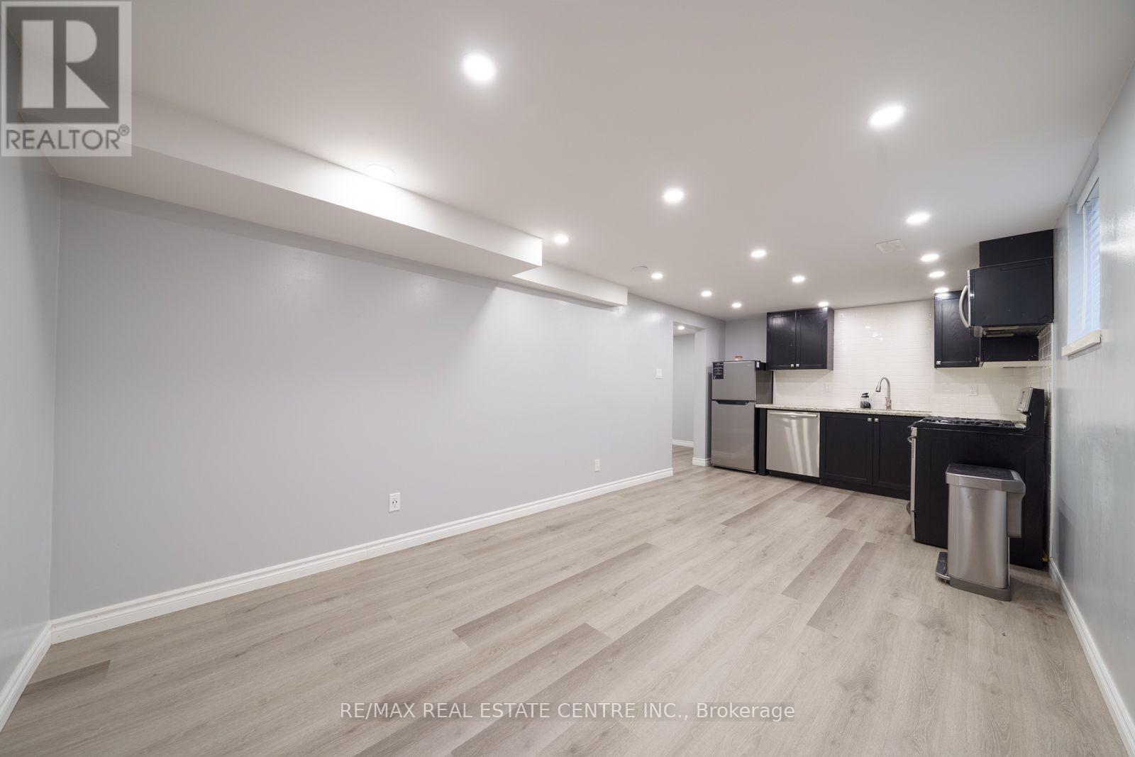 Lower Unit - 39 Bonaparte Way, Hamilton, Ontario  L9B 2E1 - Photo 6 - X12216568