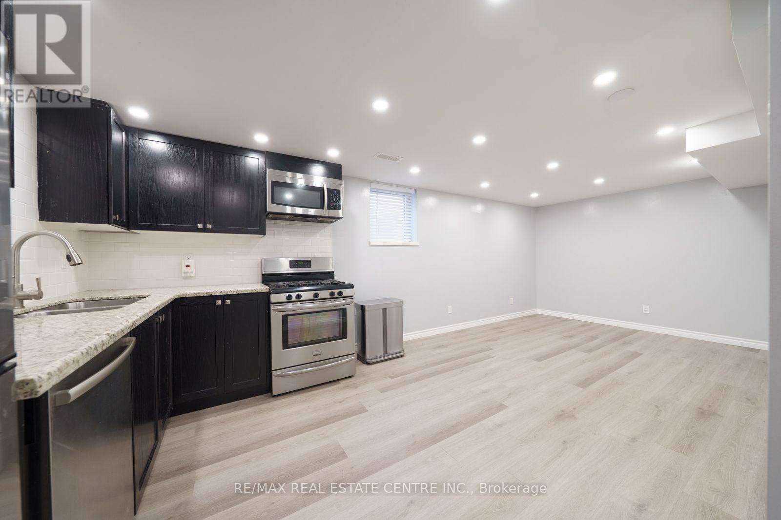 Lower Unit - 39 Bonaparte Way, Hamilton, Ontario  L9B 2E1 - Photo 8 - X12216568