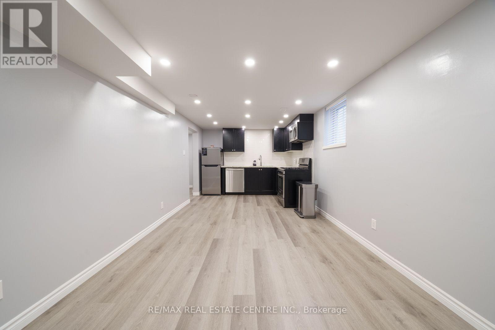 Lower Unit - 39 Bonaparte Way, Hamilton, Ontario  L9B 2E1 - Photo 9 - X12216568