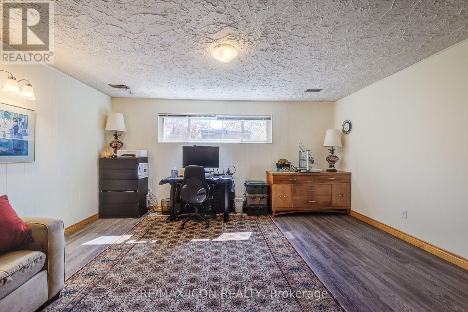 330 Daleview Place, Waterloo, Ontario  N2L 5M5 - Photo 38 - X12141623