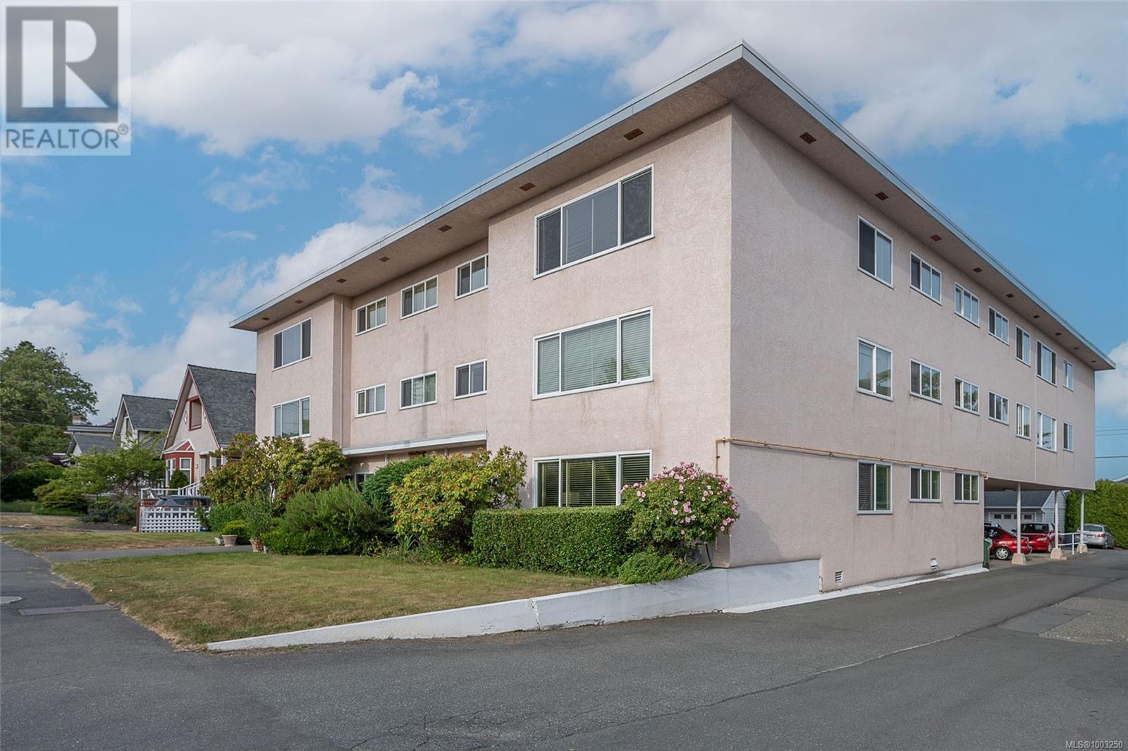 302 2587 Beach Dr, Oak Bay, British Columbia
