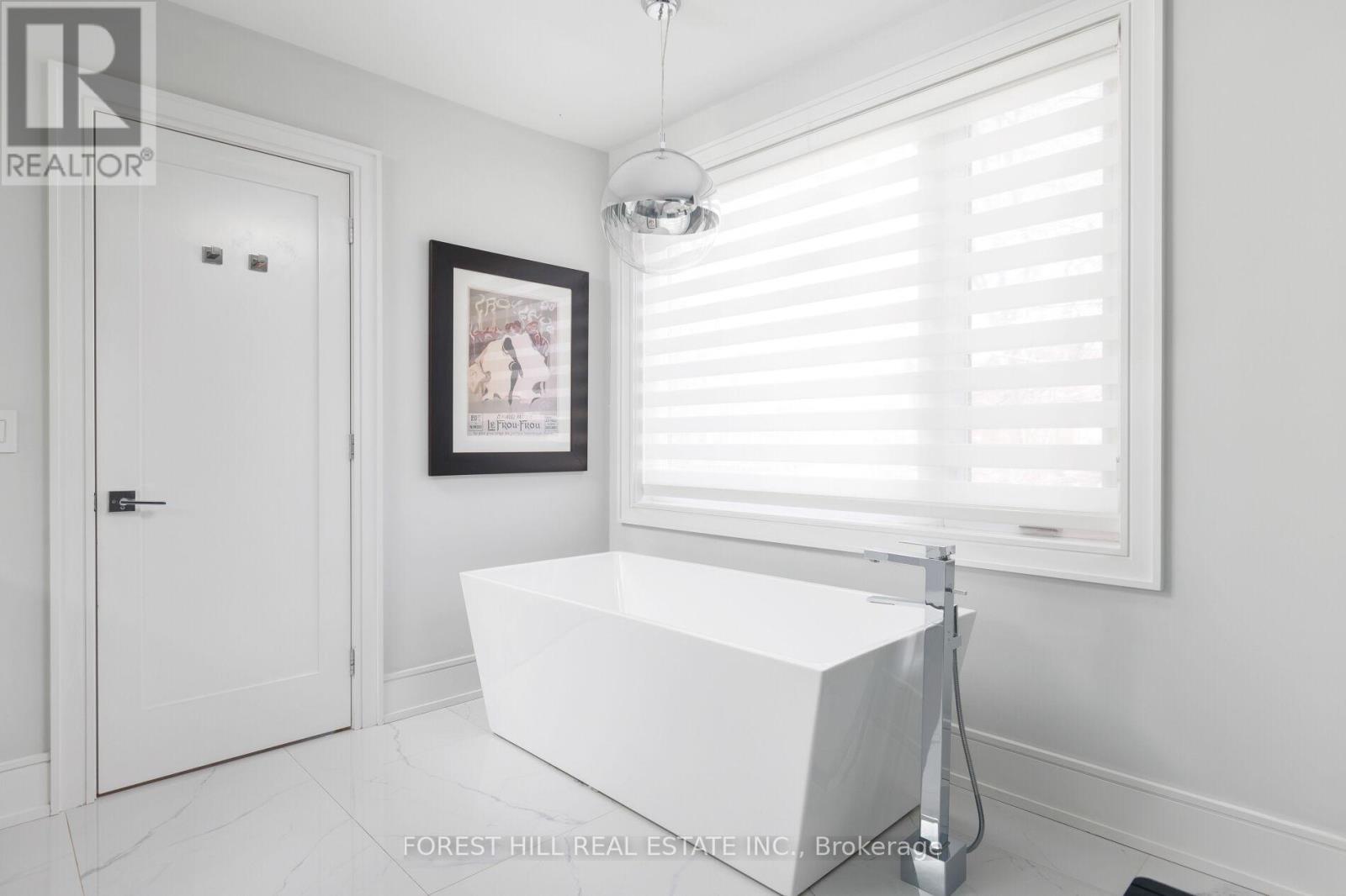 8 NORA ROAD Toronto (Islington-City Centre West), ON M9A 1C9