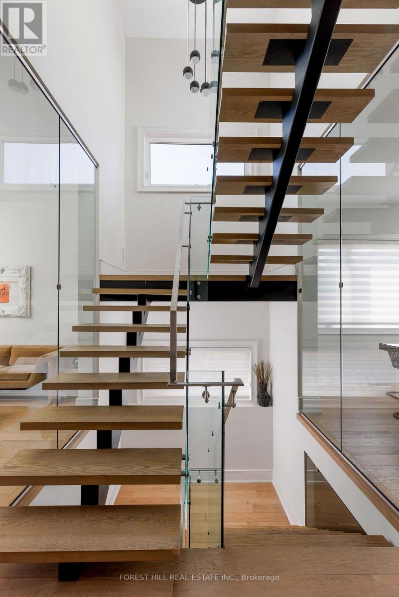 8 NORA ROAD Toronto (Islington-City Centre West), ON M9A 1C9