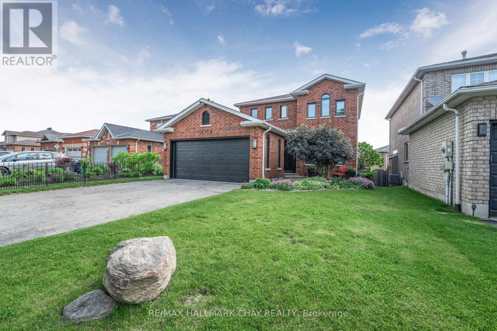 7 Ryan Court, Barrie, Ontario  L4M 6N7 - Photo 1 - S12212803