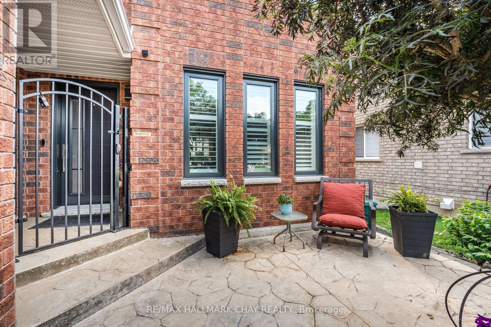 7 Ryan Court, Barrie, Ontario  L4M 6N7 - Photo 3 - S12212803