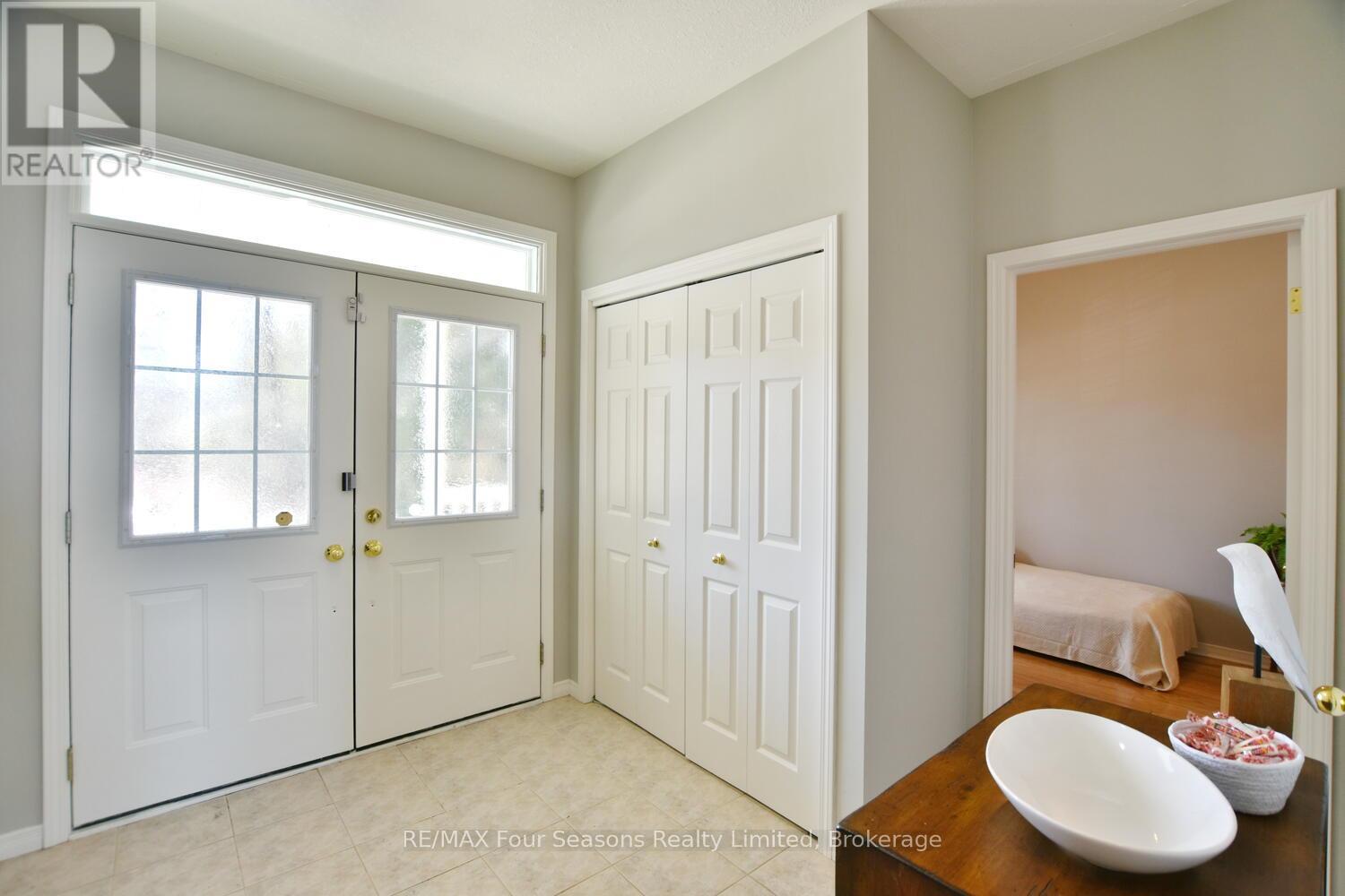 46 William Avenue, Wasaga Beach, Ontario  L9Z 2X3 - Photo 13 - S12216992