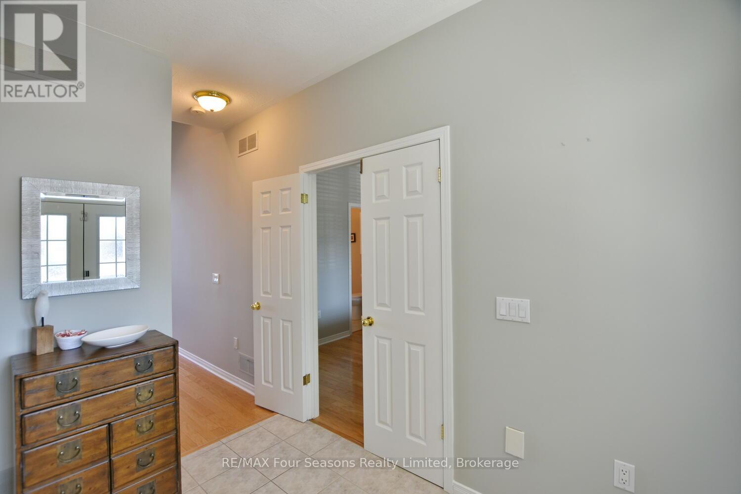 46 William Avenue, Wasaga Beach, Ontario  L9Z 2X3 - Photo 16 - S12216992