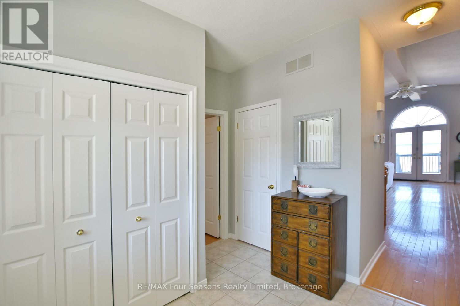 46 William Avenue, Wasaga Beach, Ontario  L9Z 2X3 - Photo 18 - S12216992