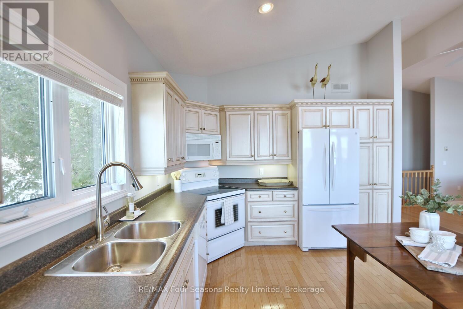 46 William Avenue, Wasaga Beach, Ontario  L9Z 2X3 - Photo 25 - S12216992
