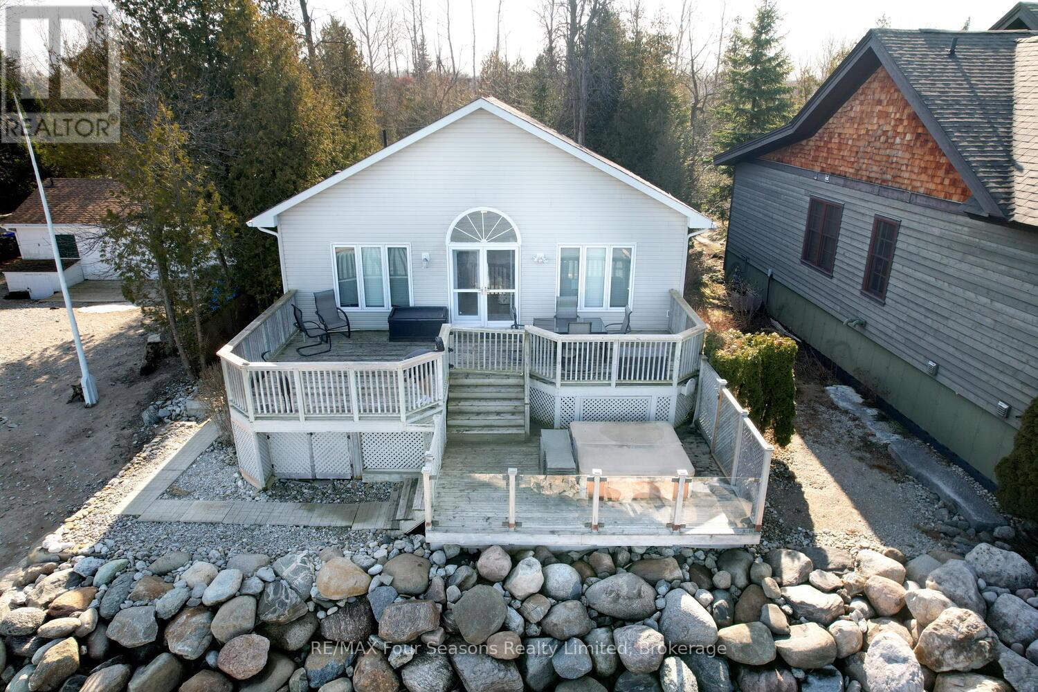 46 William Avenue, Wasaga Beach, Ontario  L9Z 2X3 - Photo 8 - S12216992