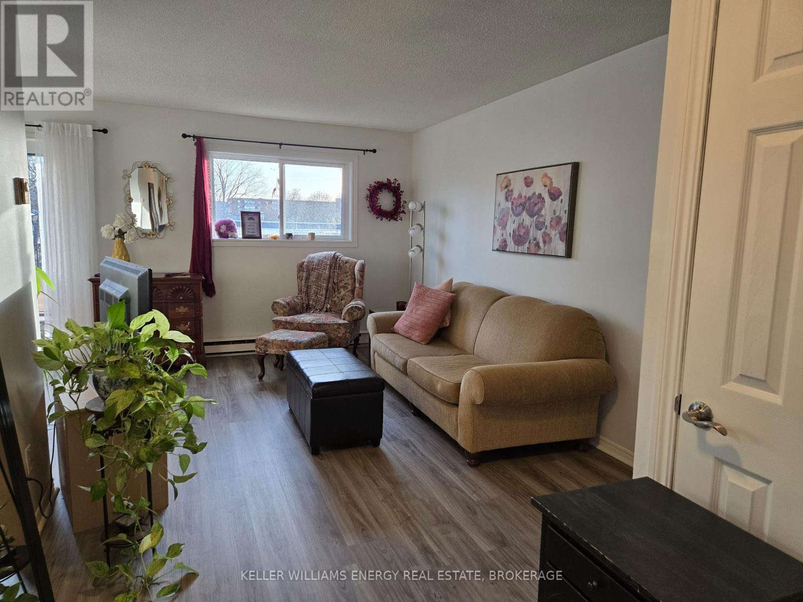 305 - 576 Mary Street E, Whitby, Ontario  L1N 2R3 - Photo 4 - E12217007