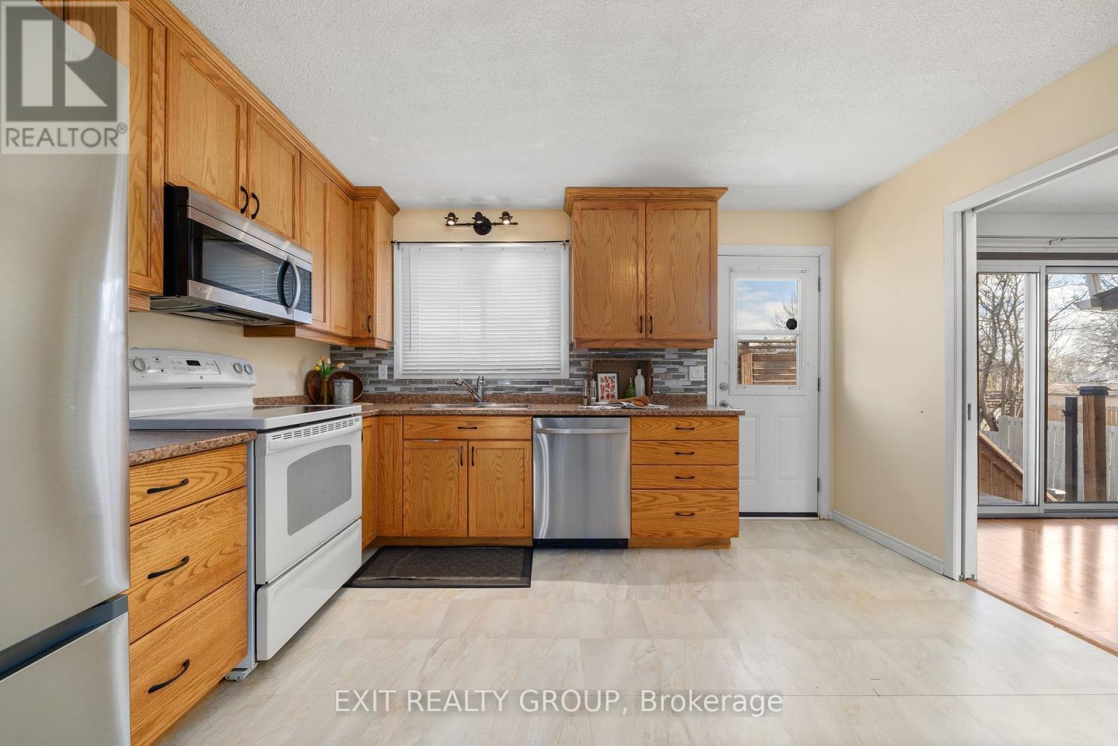 37 Glenn Drive, Quinte West, Ontario  K8V 6C7 - Photo 12 - X12216915