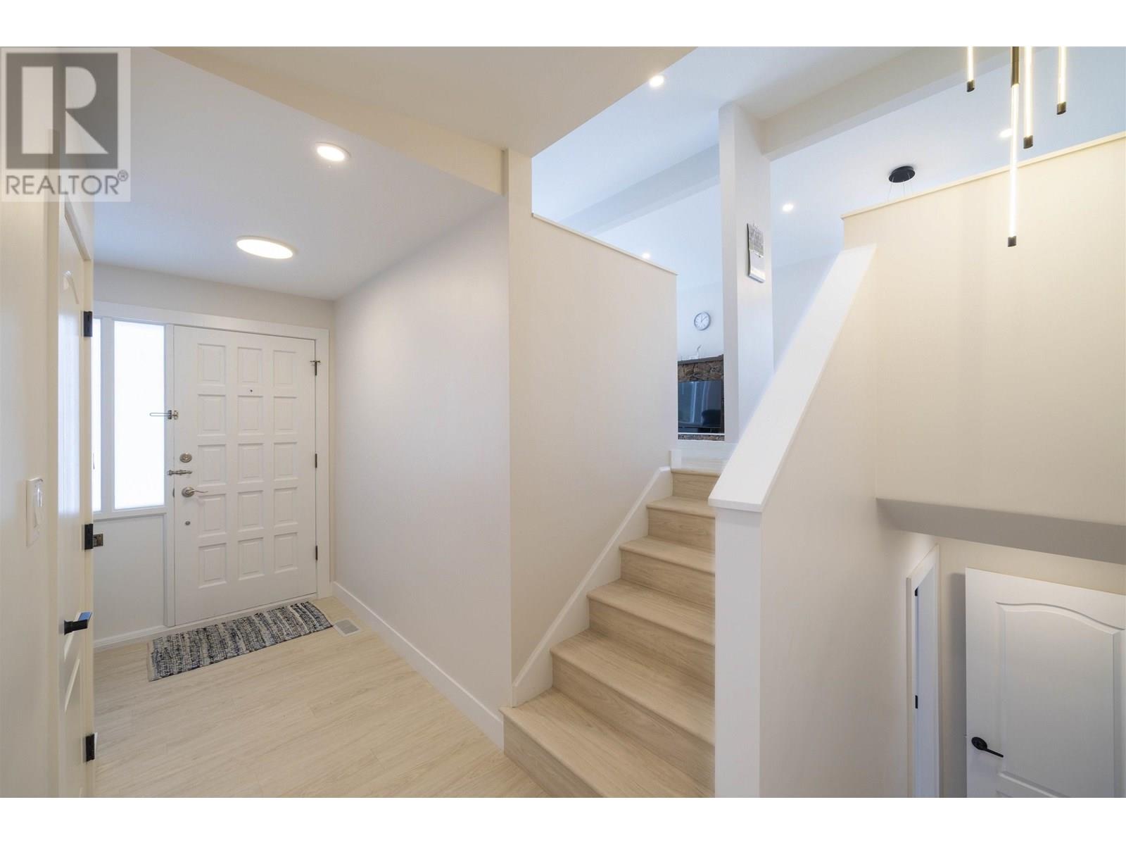 3345 Cardinal Drive, Burnaby, British Columbia  V5A 2T7 - Photo 3 - R3014690