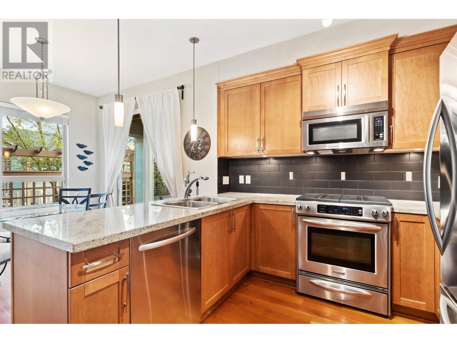 247 Furness Street, New Westminster, British Columbia  V3M 0B4 - Photo 8 - R2989754
