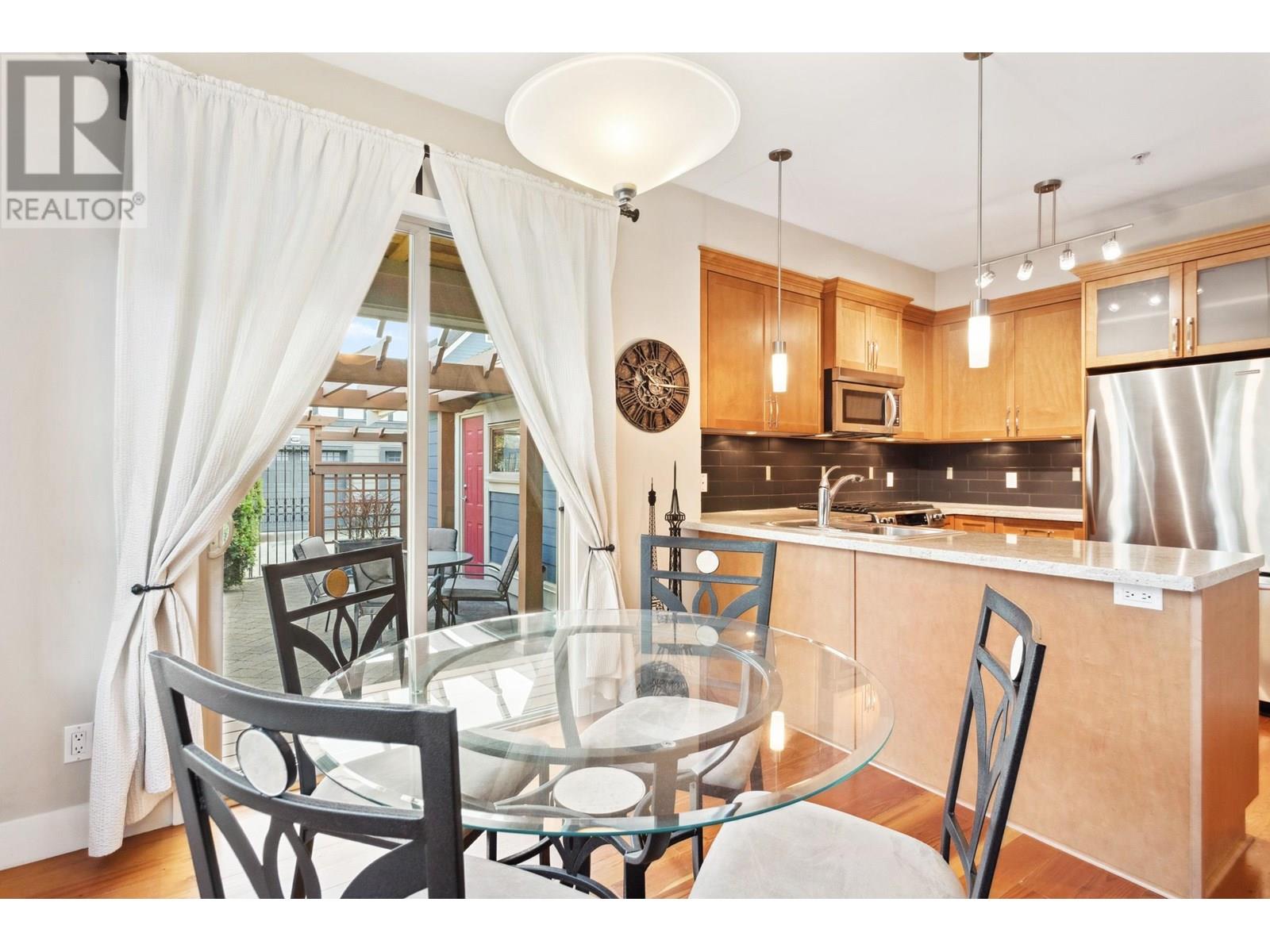 247 Furness Street, New Westminster, British Columbia  V3M 0B4 - Photo 11 - R2989754