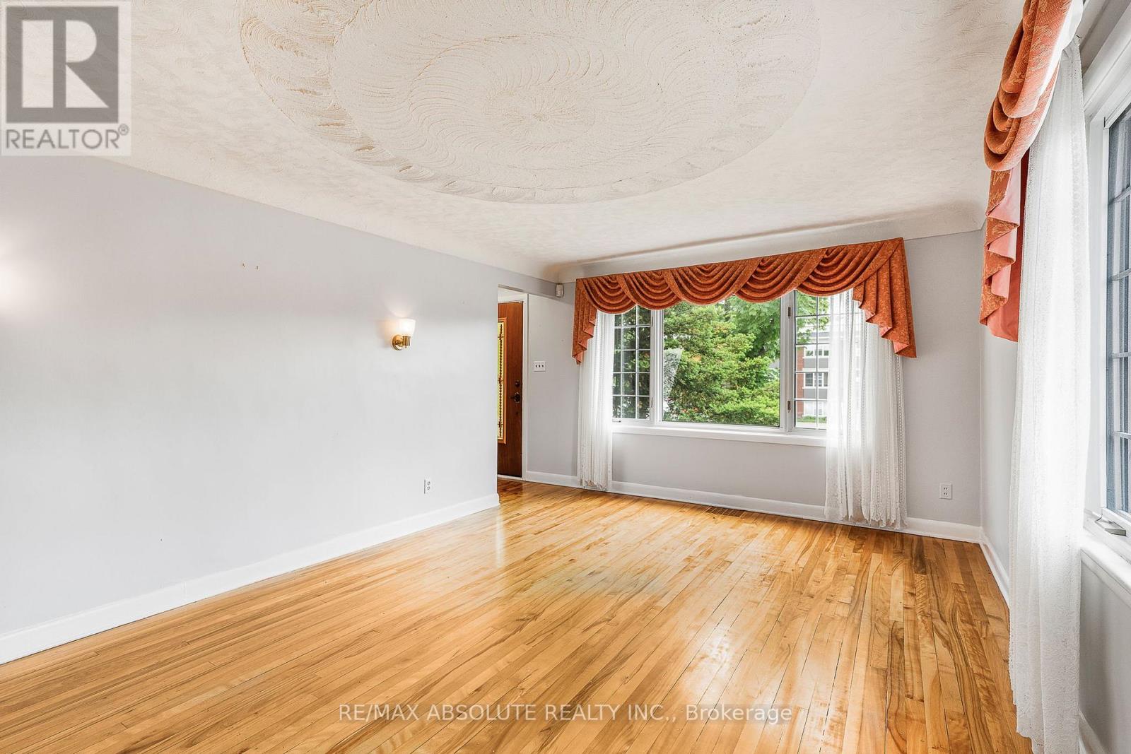 352 Lacasse Avenue, Ottawa, Ontario  K1L 7A9 - Photo 6 - X12216954