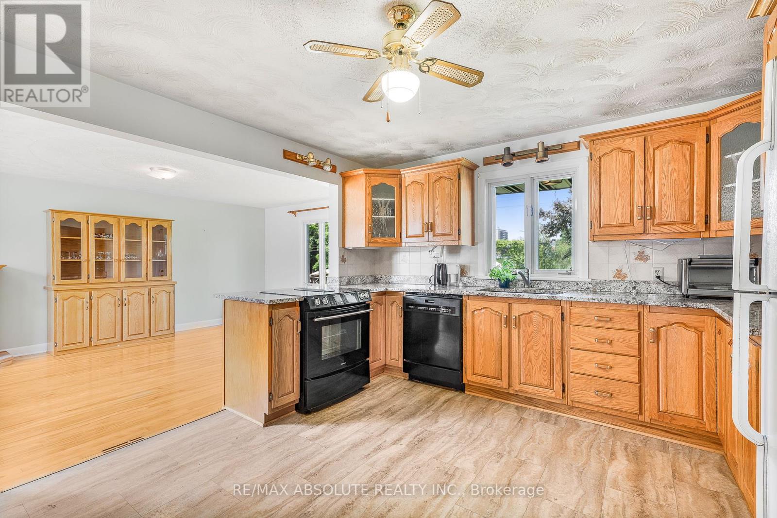 352 Lacasse Avenue, Ottawa, Ontario  K1L 7A9 - Photo 8 - X12216954