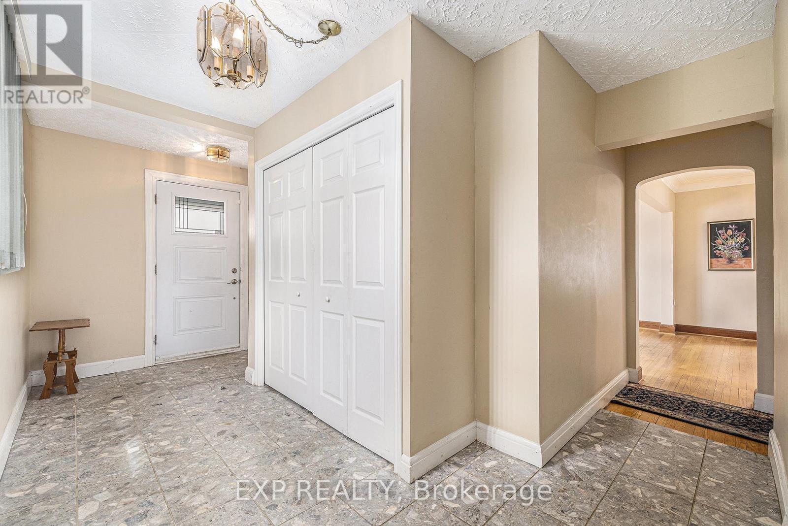 612 Byron Avenue, Ottawa, Ontario  K2A 0E5 - Photo 2 - X12216977
